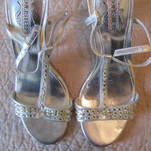 UNLISTED BY KENNETH COLE SILVER HEELS WITH CRYSTAL DETAIL 9.5 $52.00